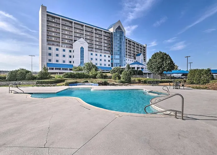 Shop & Dine: Worth W/ Racetrack Views! Ferienhaus Fort Worth