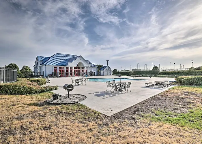 Ferienhaus Shop & Dine: Worth W/ Racetrack Views! *