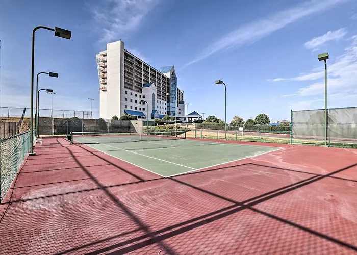 Shop & Dine: Worth W/ Racetrack Views! Ferienhaus Fort Worth