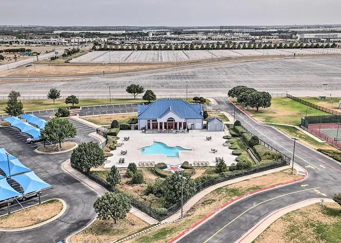 Ferienhaus Shop & Dine: Worth W/ Racetrack Views!