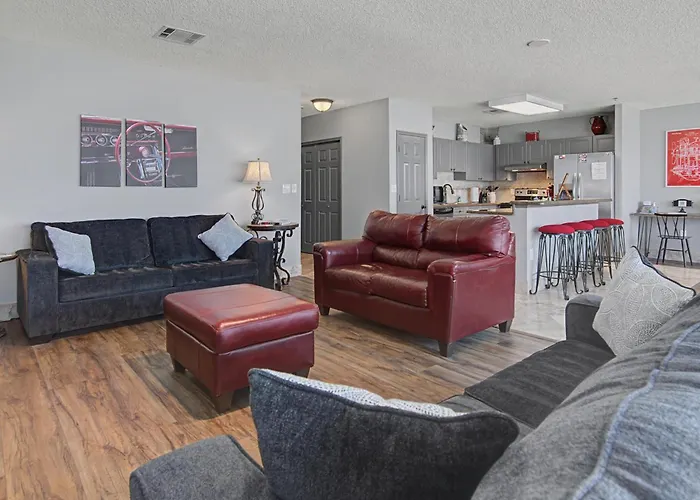 Shop & Dine: Worth W/ Racetrack Views!