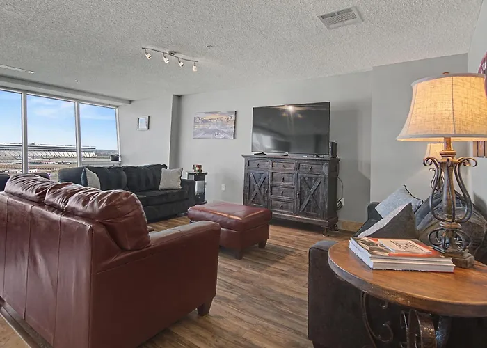 Ferienhaus Shop & Dine: Worth W/ Racetrack Views!