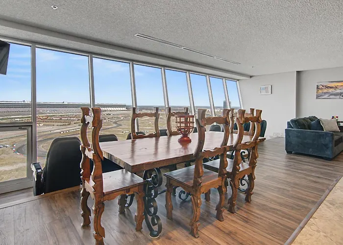 Shop & Dine: Worth W/ Racetrack Views! Ferienhaus