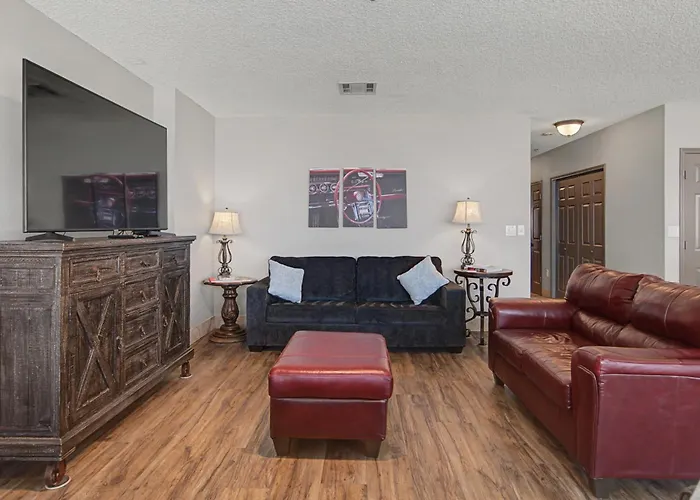 Ferienhaus Shop & Dine: Worth W/ Racetrack Views!