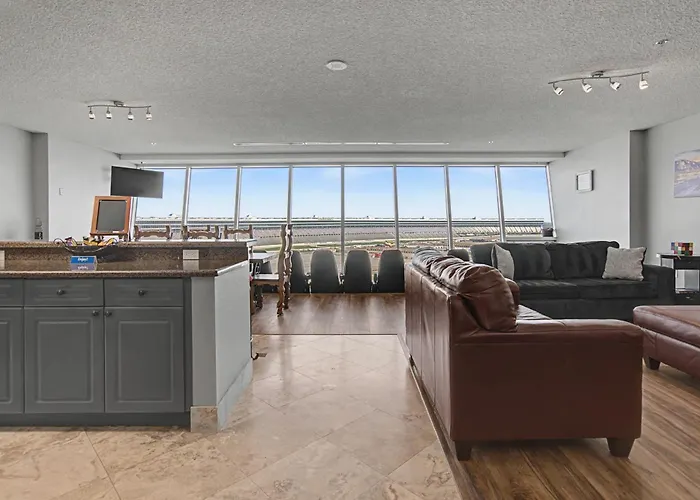 Shop & Dine: Worth W/ Racetrack Views! Ferienhaus *