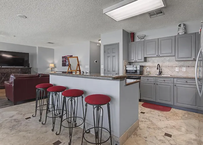 Shop & Dine: Worth W/ Racetrack Views! Ferienhaus Fort Worth