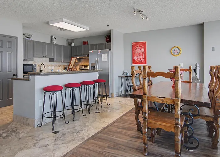 Shop & Dine: Worth W/ Racetrack Views!
