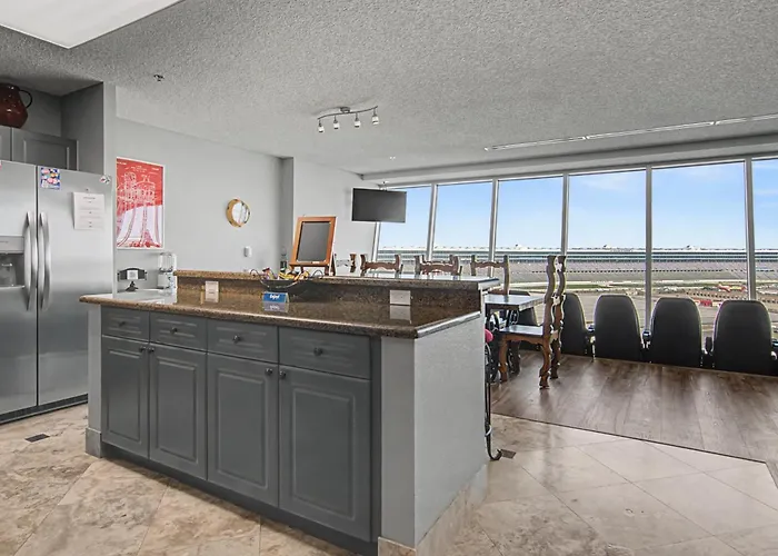 Shop & Dine: Worth W/ Racetrack Views! Ferienhaus Fort Worth