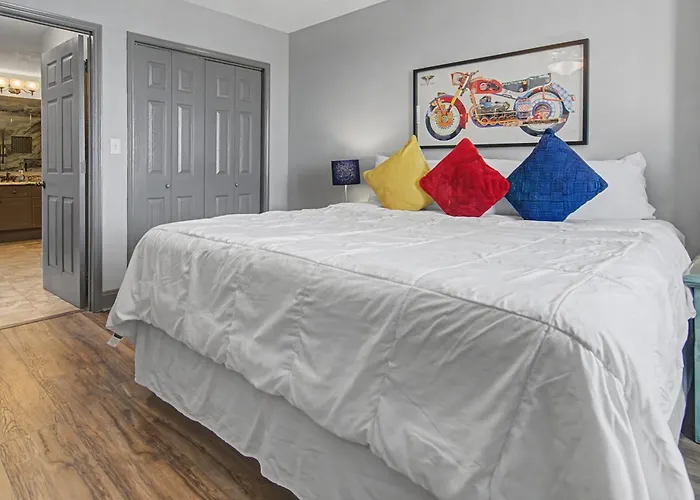 Shop & Dine: Worth W/ Racetrack Views! Ferienhaus Fort Worth