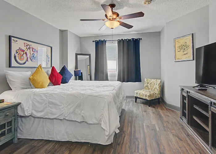 Shop & Dine: Worth W/ Racetrack Views! * Fort Worth